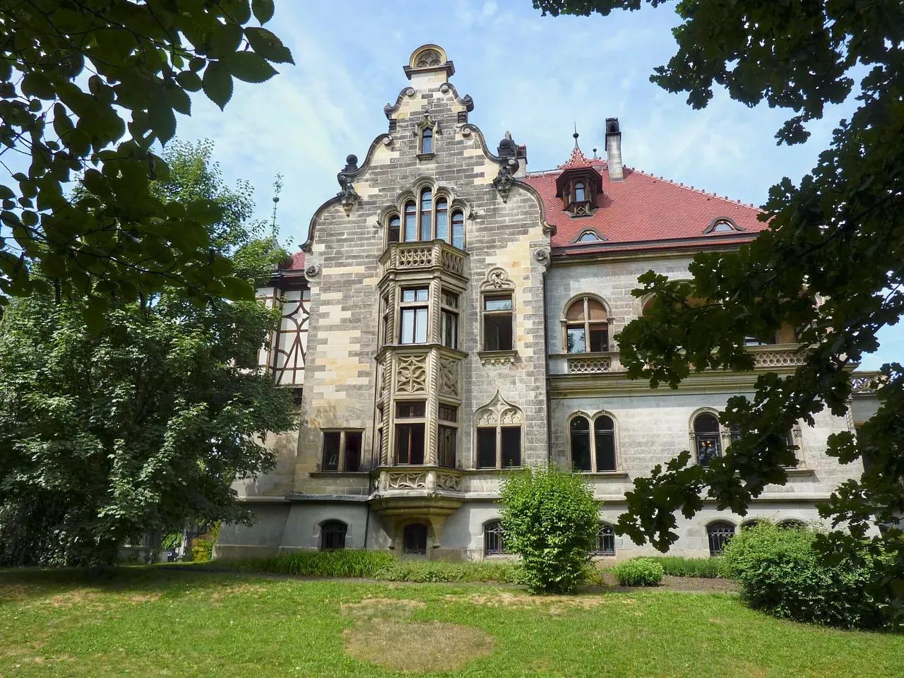 Die Villa Hirsch befindet sich in der Hermann-Drechsler-Straße.