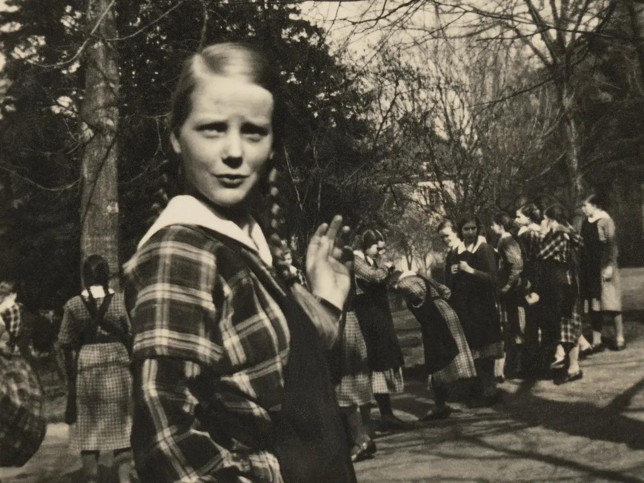 ERZIEHUNG UND EMANZIPATION Helene von Dunker im Stiftsgarten, 1936, Fotograf unbekannt, Sammlung Reinhild von Capitaine, Foto Lindenau-Museum Altenburg