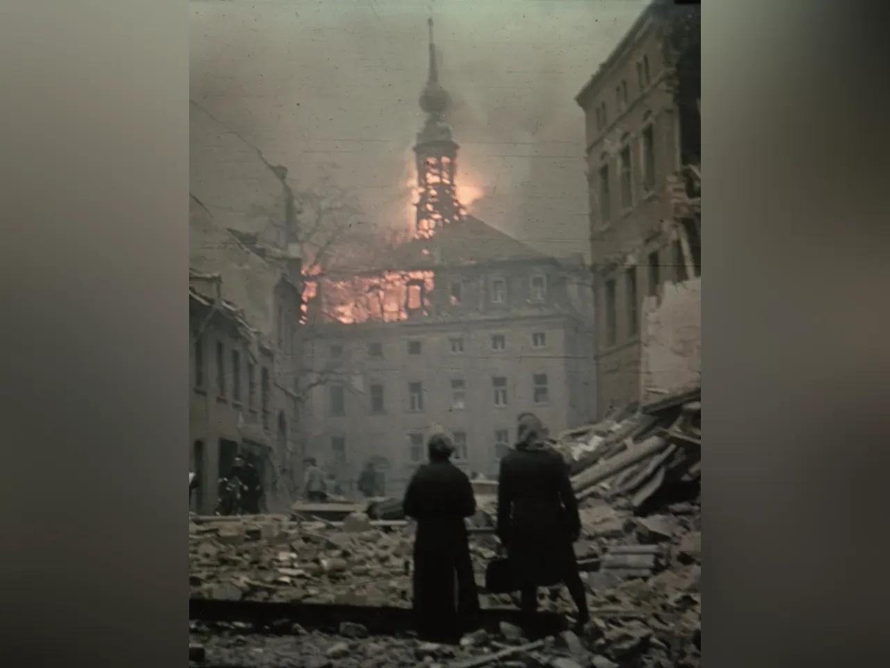 Das brennende Stadtmuseum, 6. April 1945, Fotograf: Erhardt Ostertag