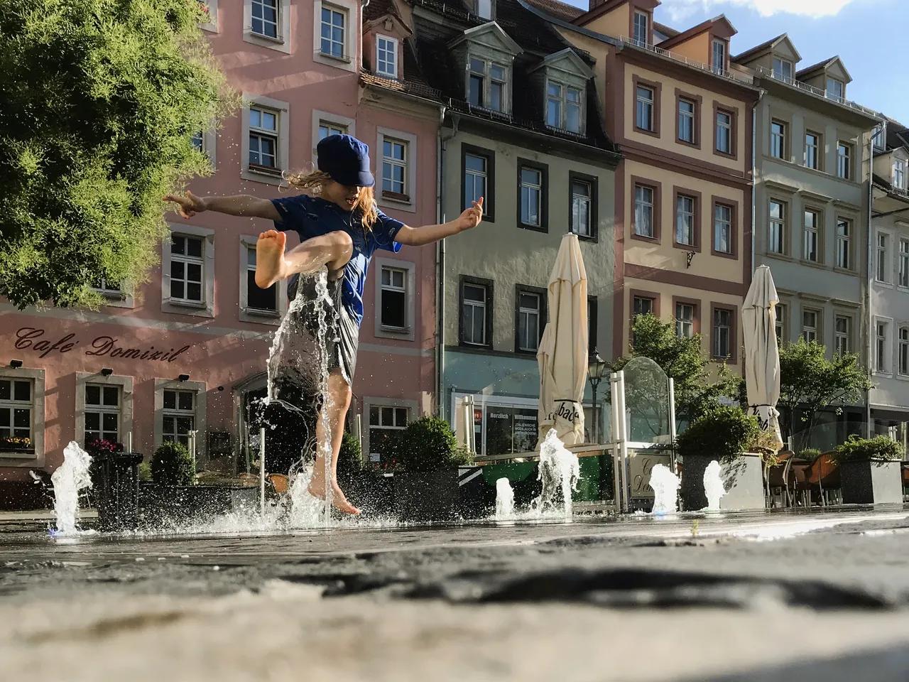 Altenburg_Markt_Brunnen Junge_planscht ©Jaron Bülters