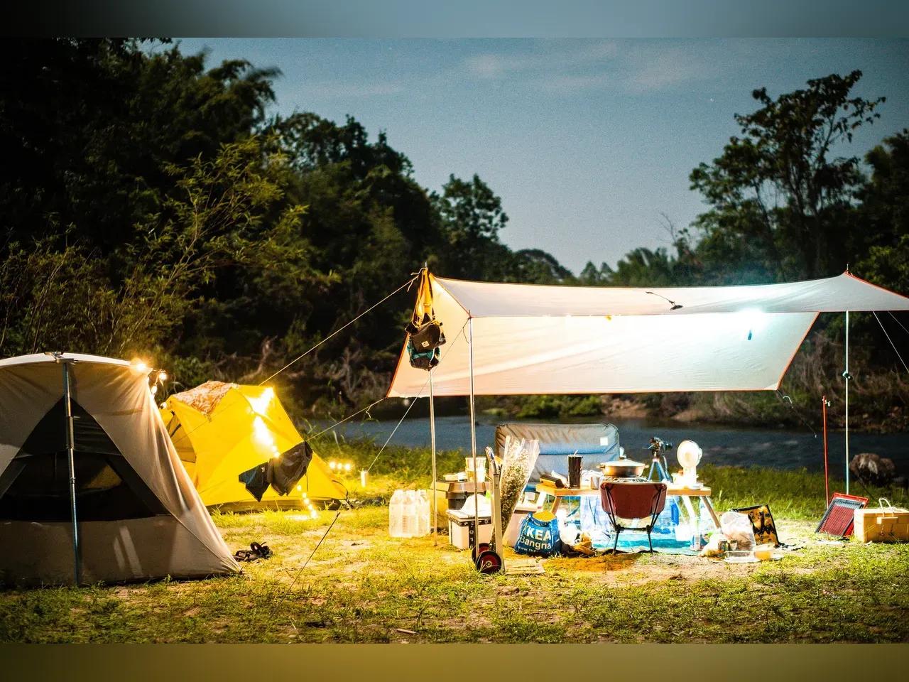 Camp mit Zelt, Plane und Proviant
