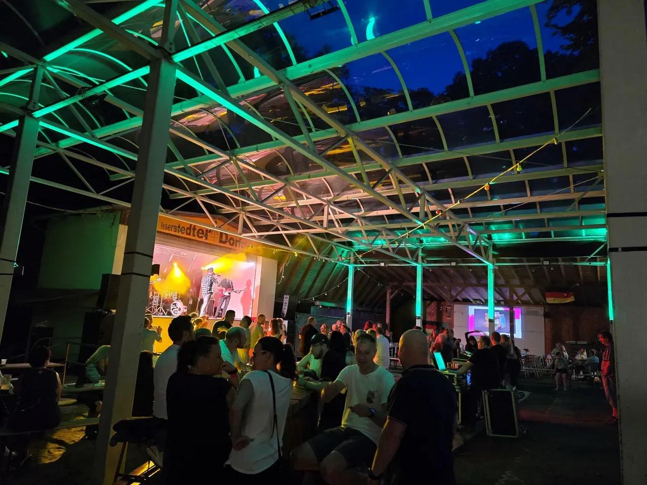 Waldbühne Isserstedt mit Publikum und Band auf der Bühne