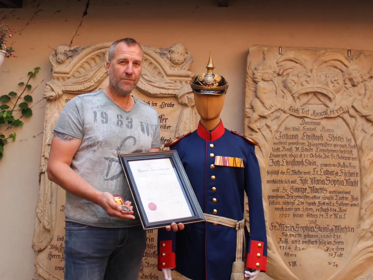 5.1 Lars Goßmann mit reußischer Uniform Foto Städtisches Museum Zeulenroda_Thomas Grzeschitza
