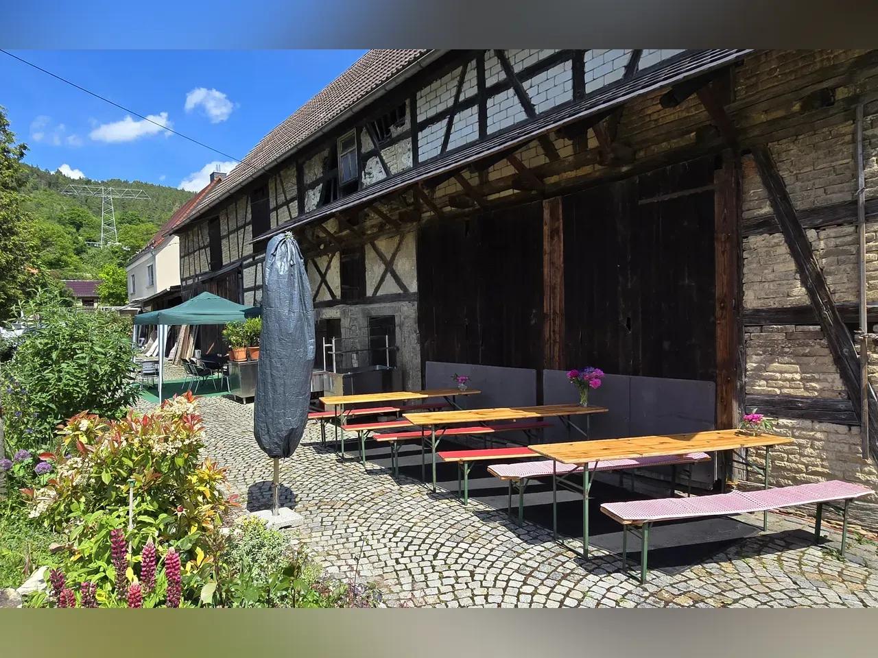 idyllischer Hof mit Tischen und Bänken