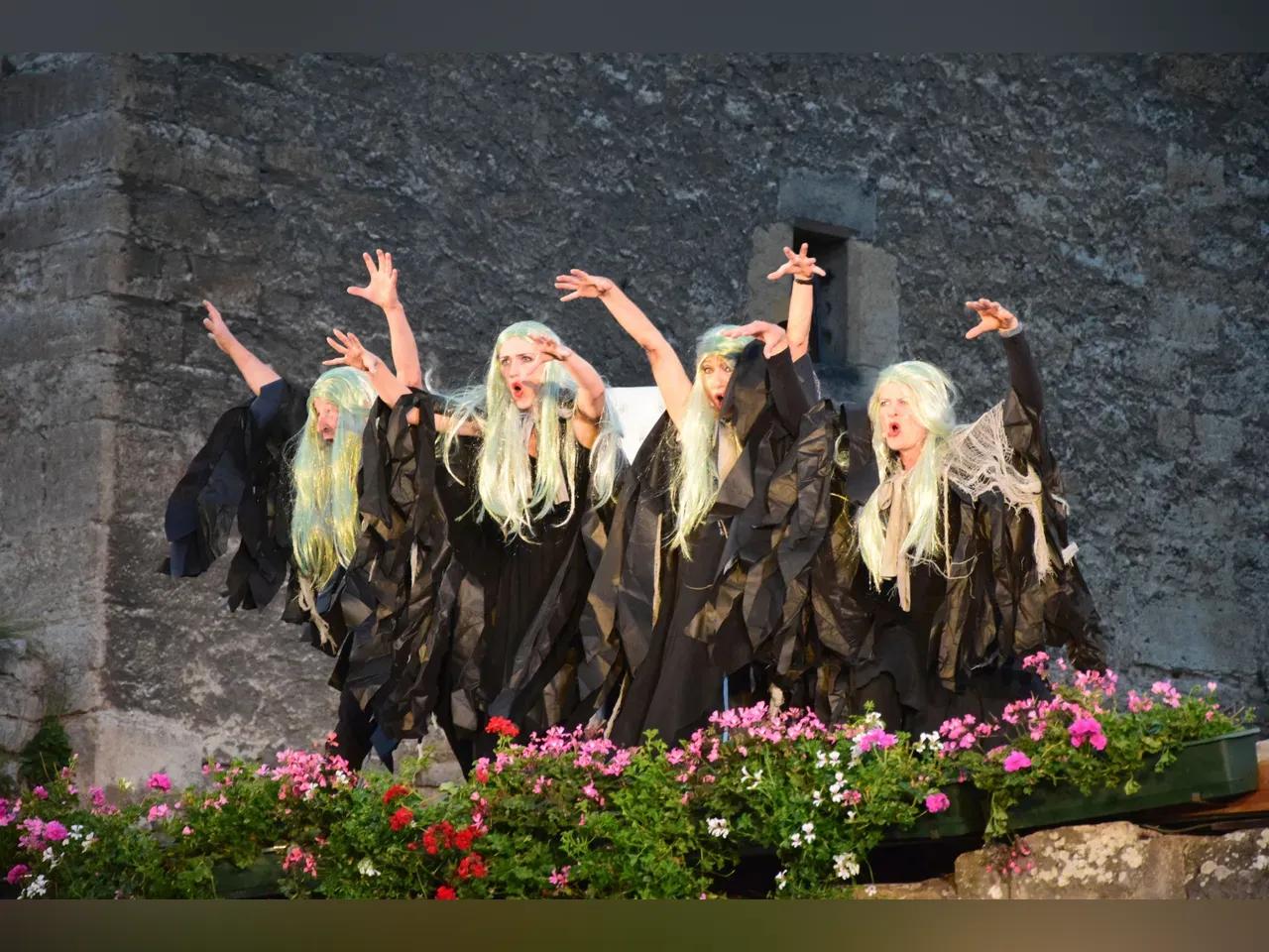 Als Hexen verkleidet Schauspielerinnen im Burghoftheater Kapellendorf