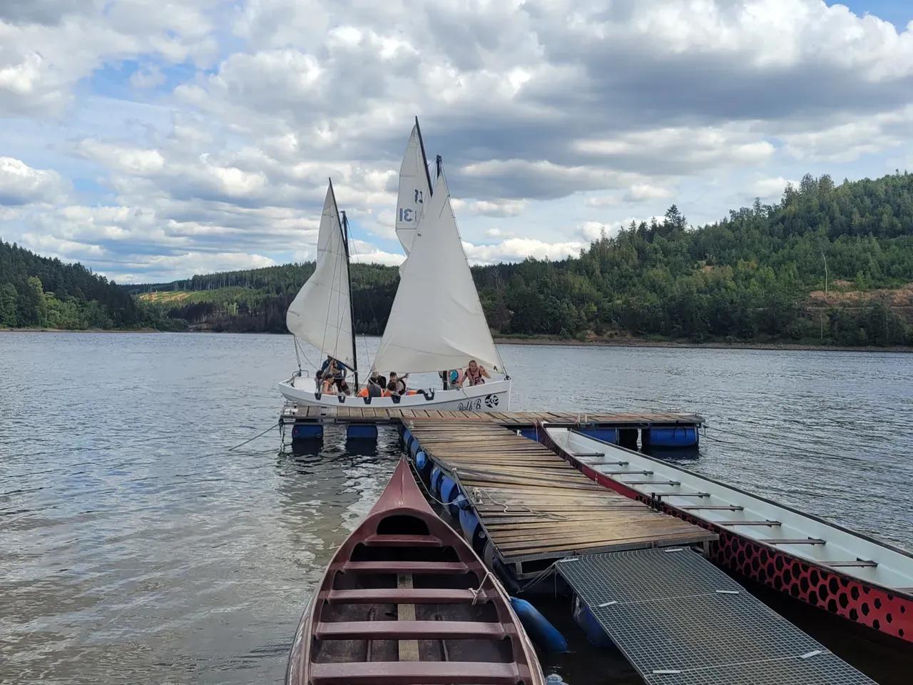 Segelboot auf einem See
