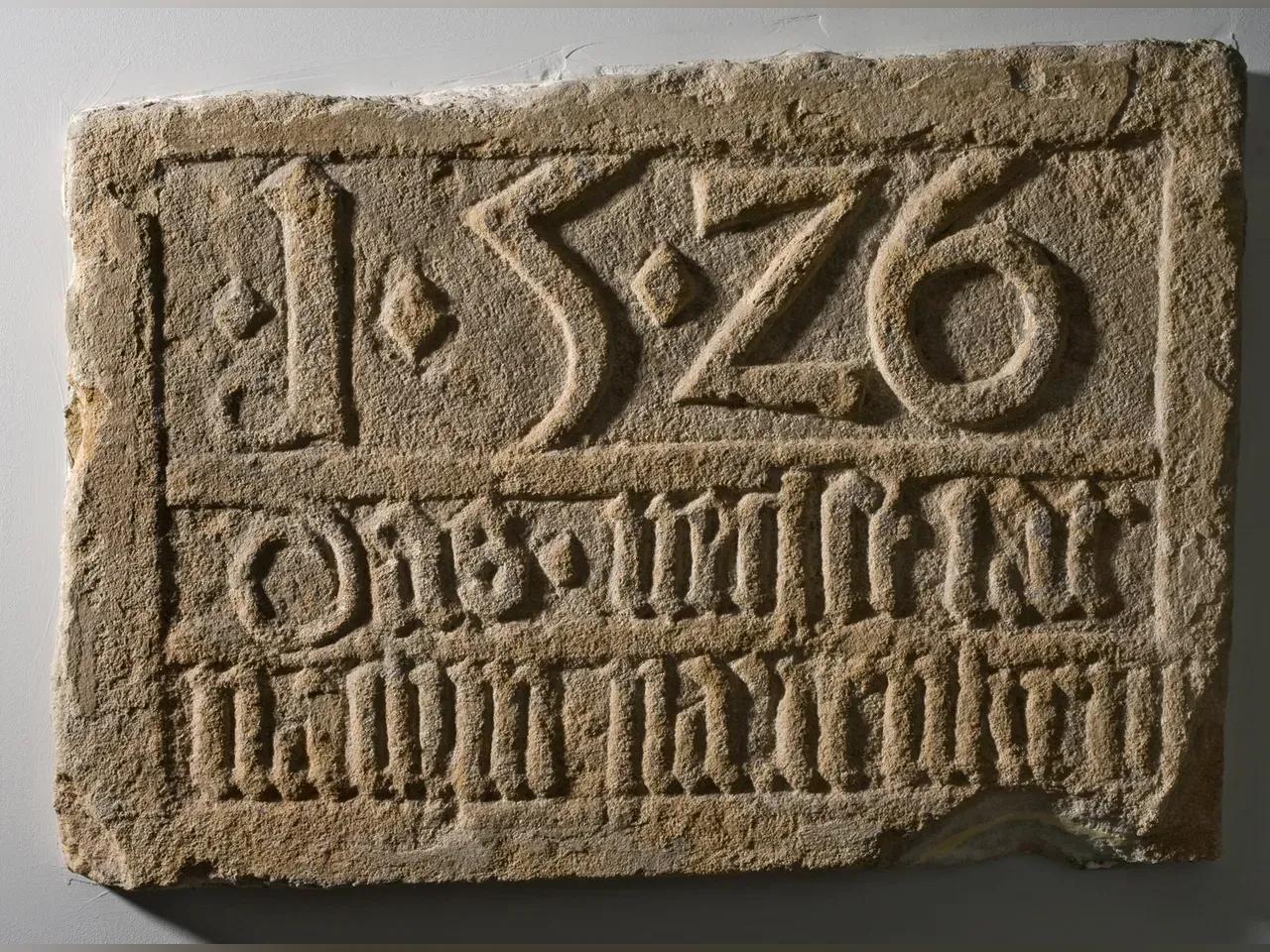 Inschriftstein von 1526 / Schloss Osterstein; Die Inschrift lautet im heutigen Sprachausdruck "1526 Das nächste Jahr nach dem Bauernkrieg"