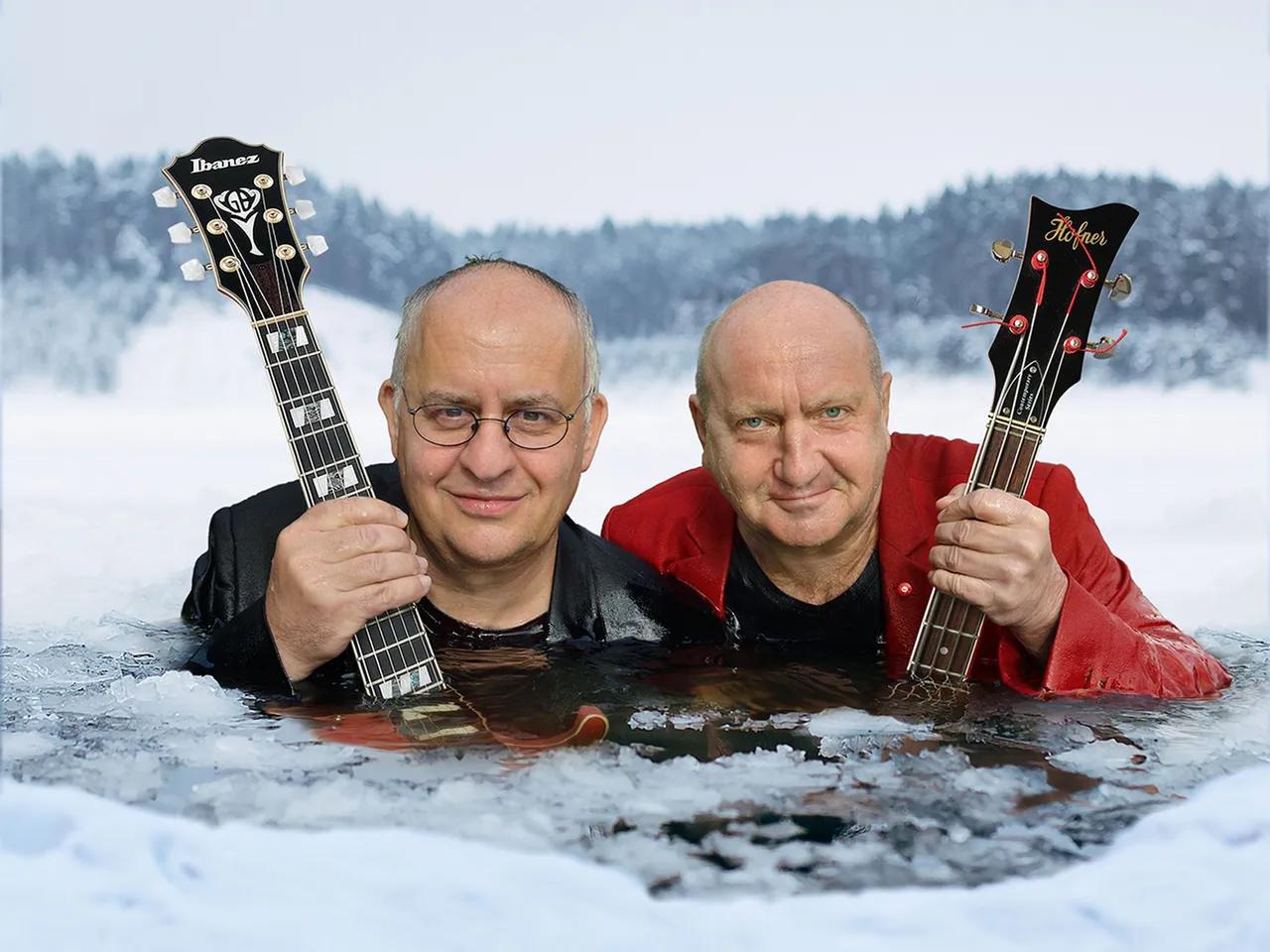 Schwarze_Gruetze_Eis_quadrat_Goeran_Gnaudschun