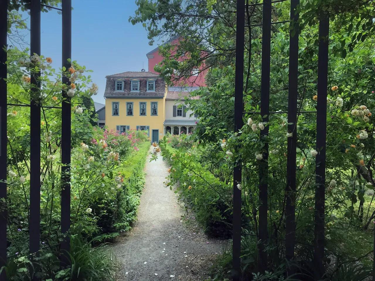 Blick durch Schillers Garten und auf das Gartenhaus in Jena