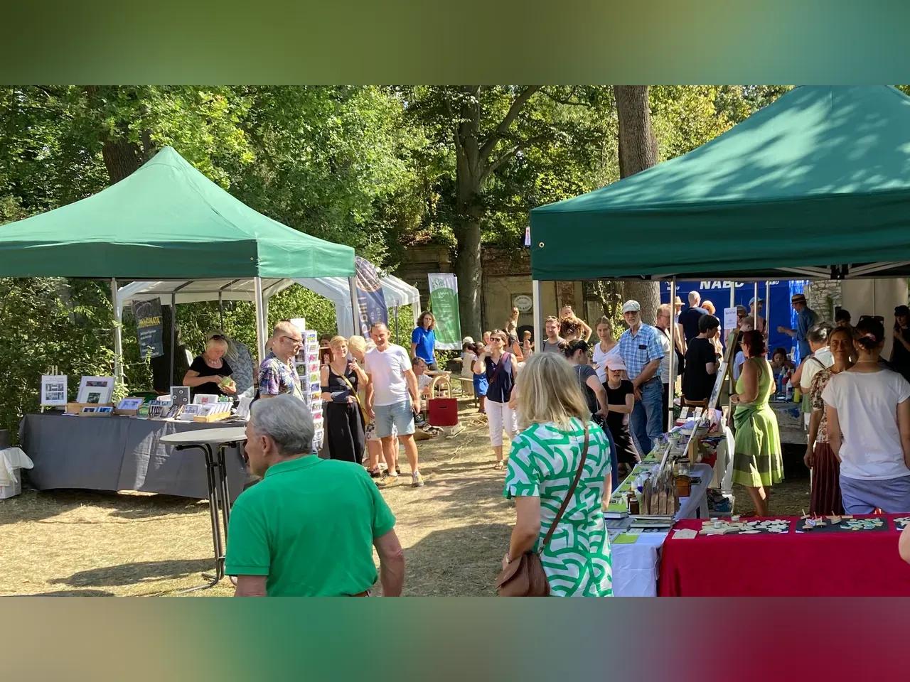 Stände und Besucher:innen auf dem Johannismarkt