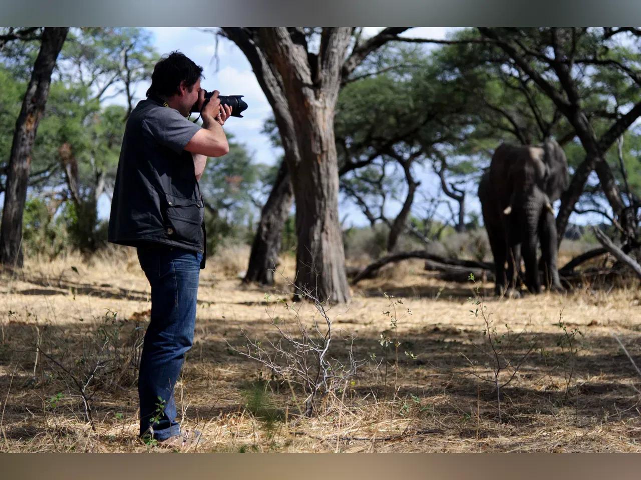 Kai-Uwe Küchler auf Fotosafari in Afrika macht ein Foto von einem Elefanten.