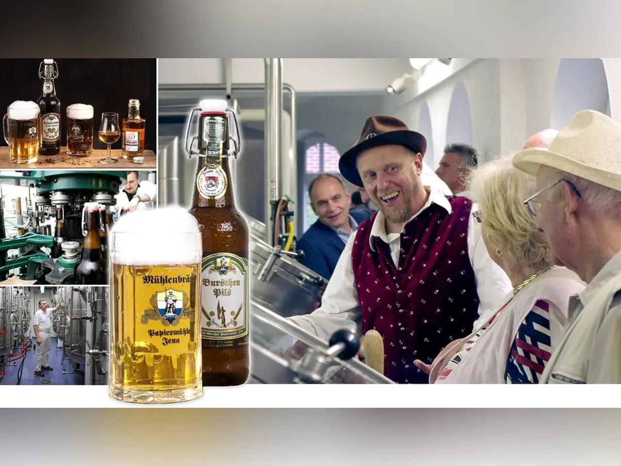 Ein Herr in traditioneller Tracht führt Besucher:innen durch die Brauerei der Papiermühle Jena.