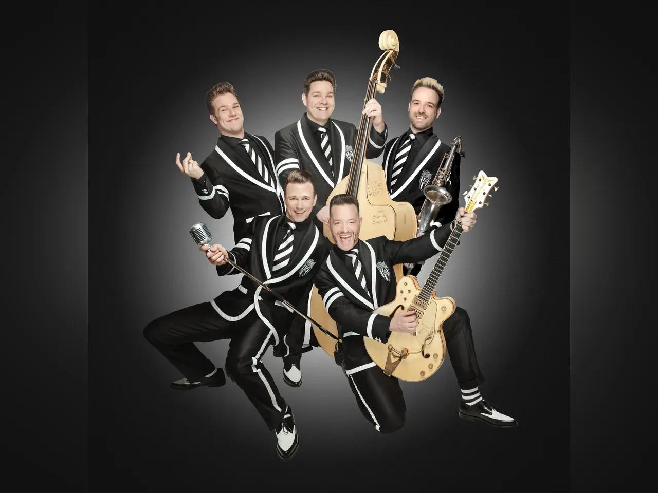 Collage von fünf Herren in schwarz-weißen Anzügen mit Haartollen, Kontrabass, Bass und Mikrofon.