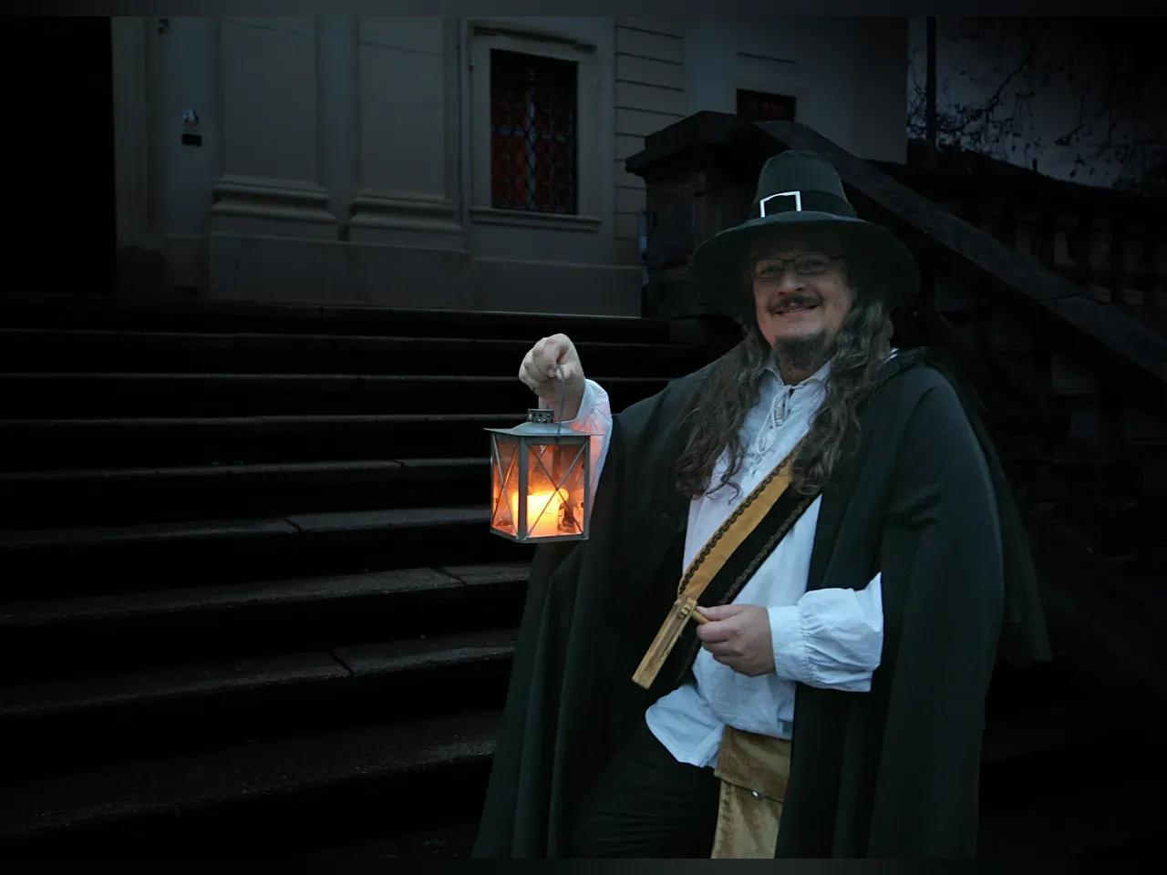ein Nachtwächter mit einer Laterne