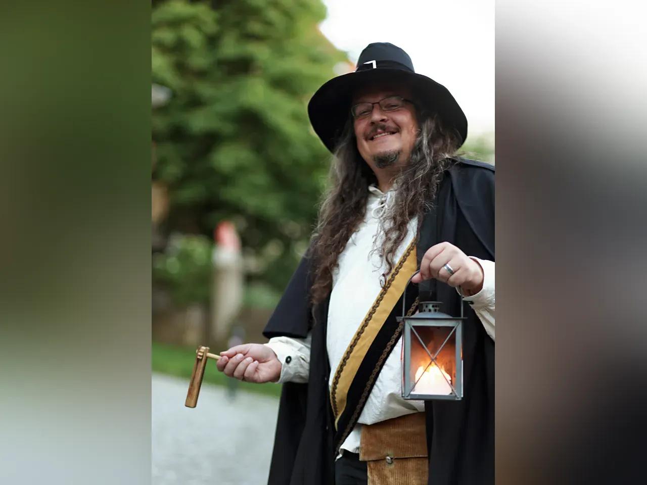 ein Nachtwächter mit einer Laterne in der Hand