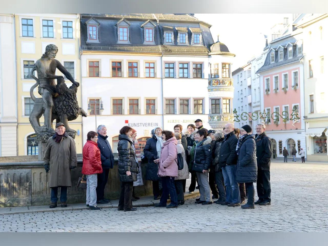 Symbolbild Stadtrundgang, Menschegruppe vor dem Simsonbrunnen