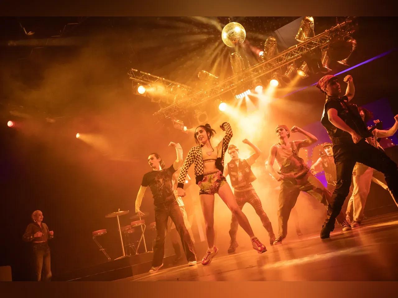 Eine Gruppe junger Tänzer während einer Aufführung auf einer Bühne