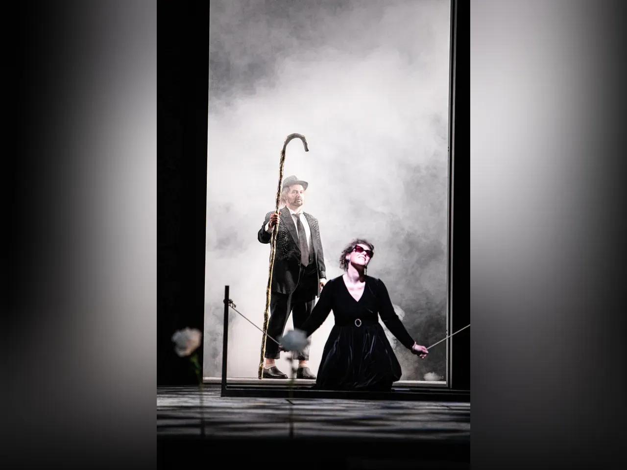 Zwei Schausteller während einer Vorstellung auf einer Bühne in schwarz-weiß