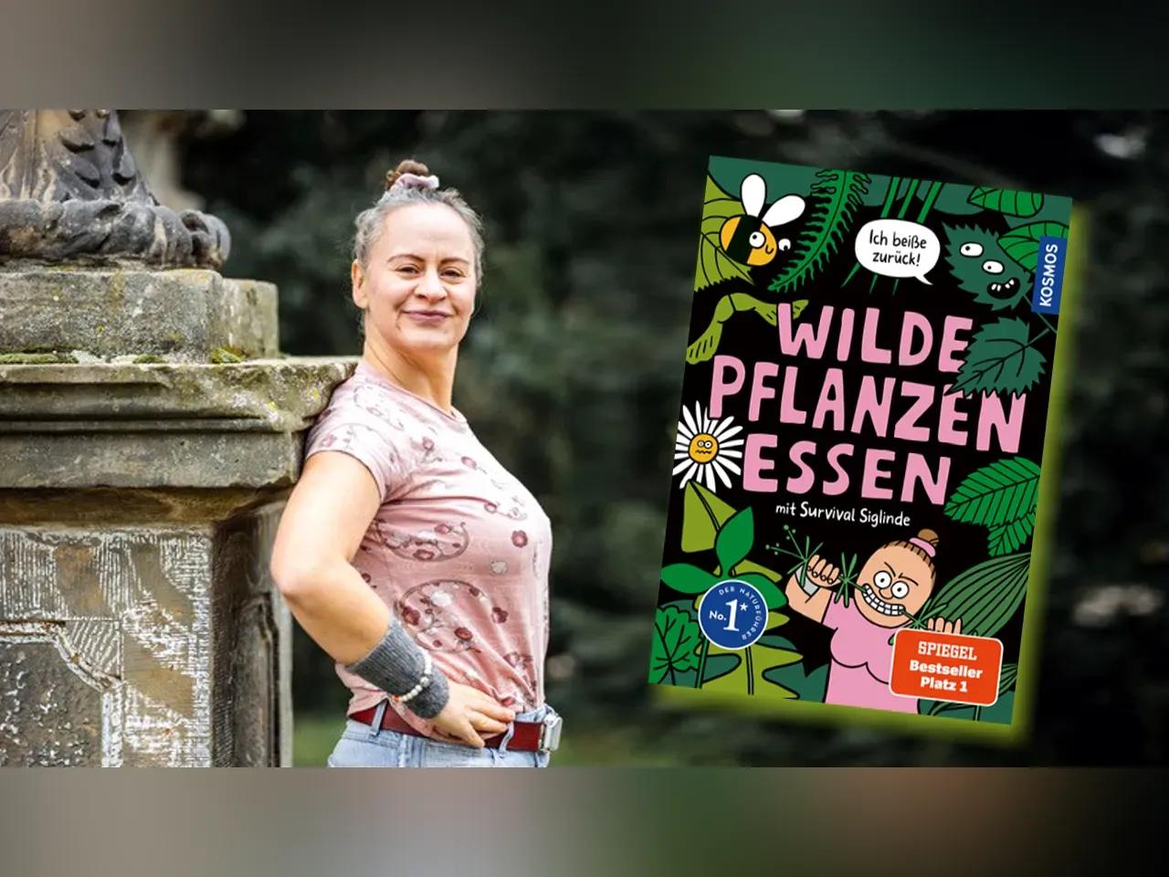Autorin des Buches lehnt lässig mit Händen in der Hüfte gegen eine Säule, rechts daneben ist das Buchcover zu sehen