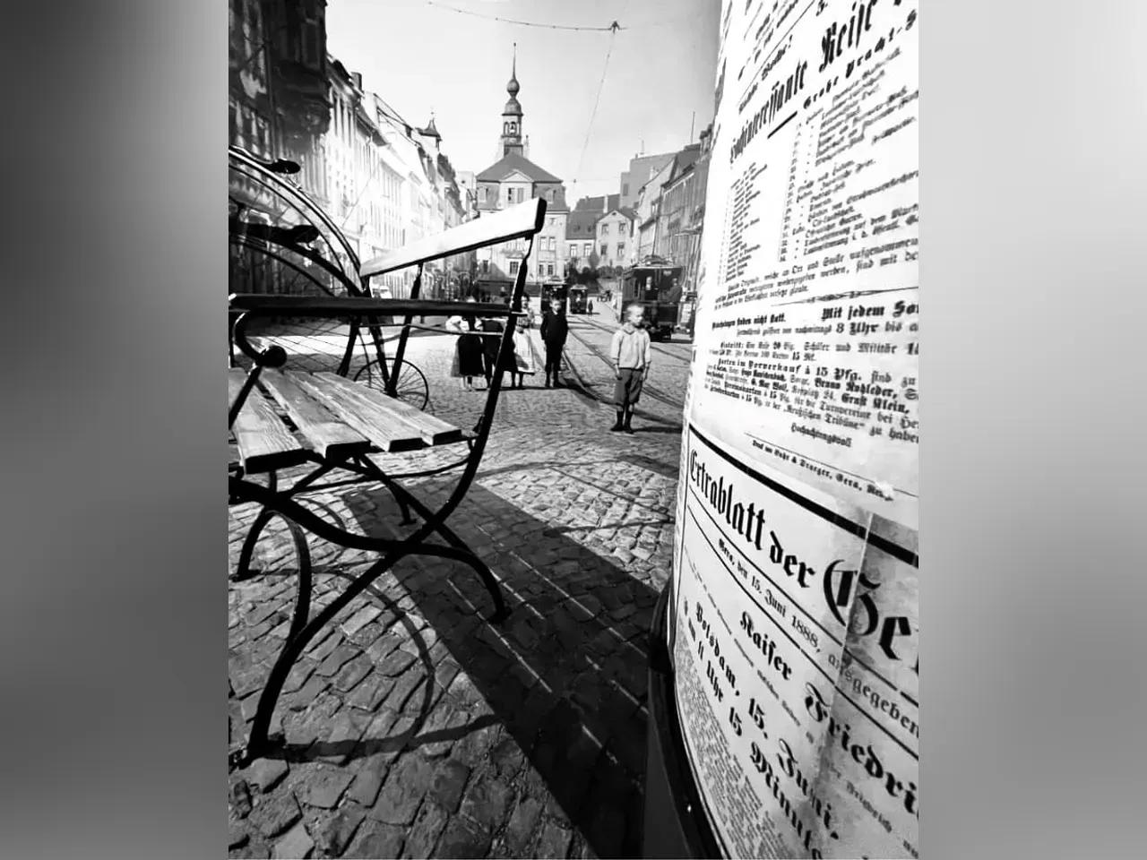 Straßenszene in der Themenausstellung 'Romantisches Gera. Bürgerliches Leben im 19. Jahrhundert in den Werken der Malerfamilie Fischer'. Dargestellt ist eine Litfaßsäule und die Heinrichstraße um 1900. 