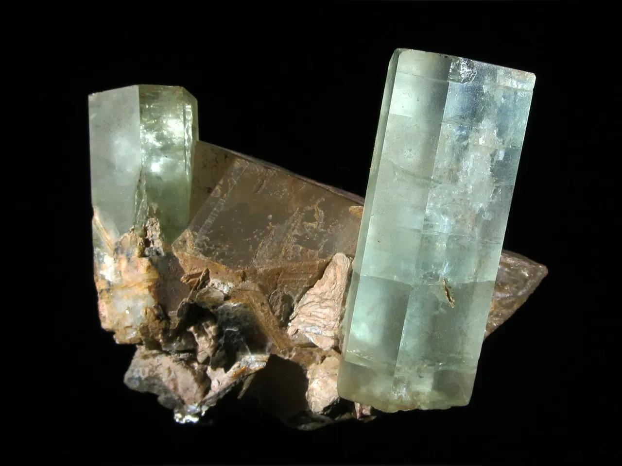 Hexanonal-säulige Beryll-Kristalle mit Quarz von Marambaia in Minas Gerais, Brasilien