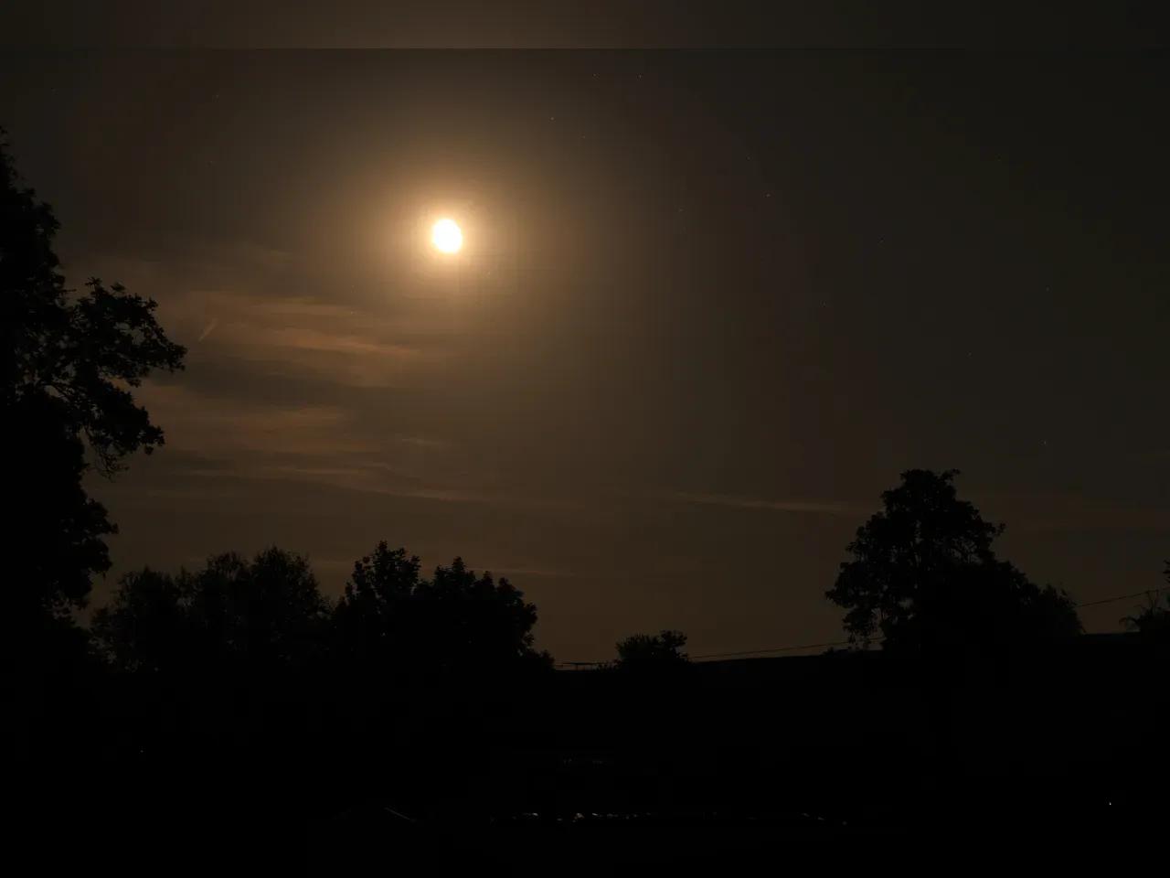 Blick in den dunklen Nachthimmel mit Mond im Dunst bei Zedlitz/Seifersdorf