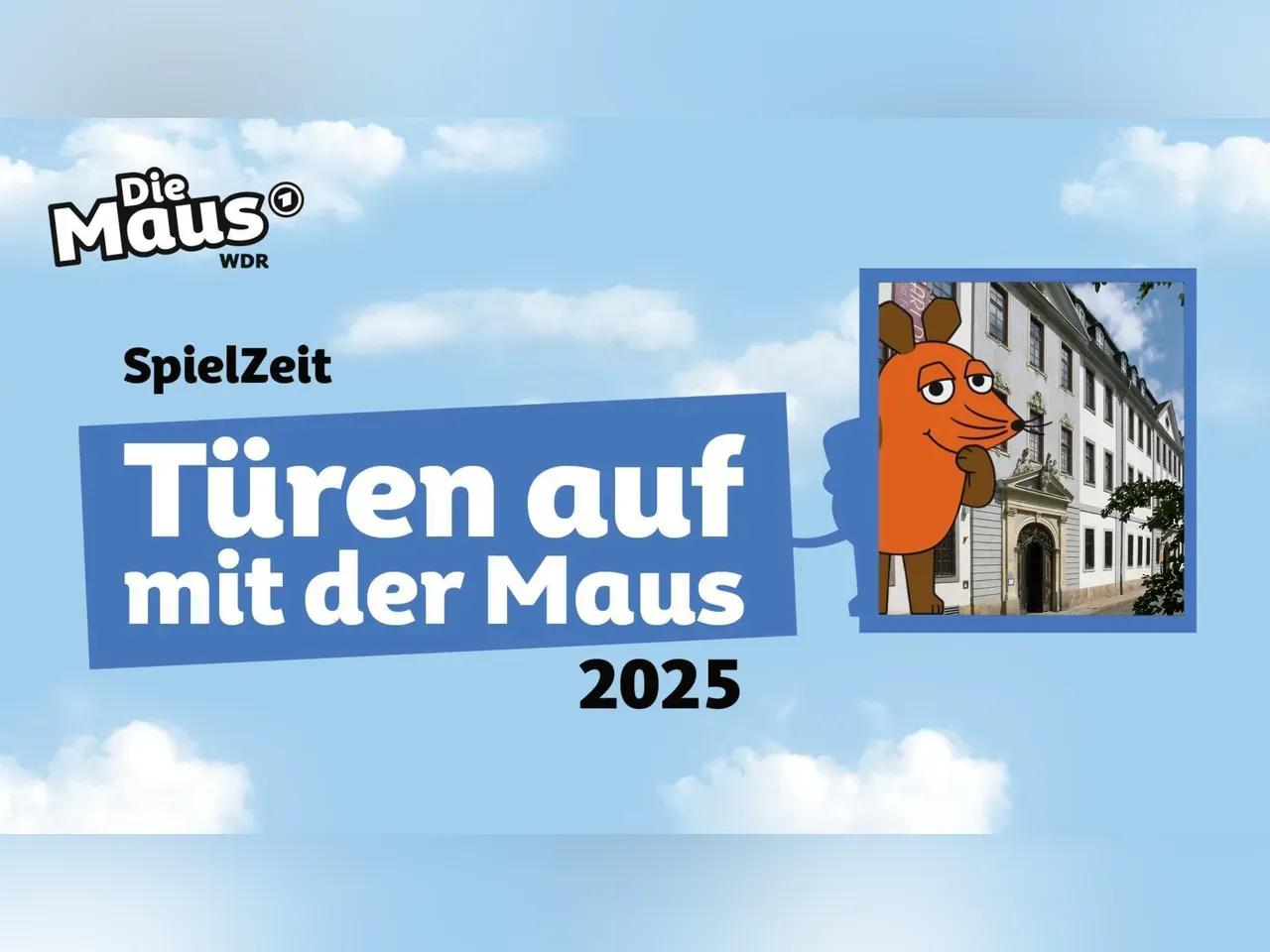 Das Banner zum Diesjährigen Türen-auf-mit-der-Maus Tag. Im Hintergrund ist ein blauer Himmel mit weißen Wolken zu sehen. Davor ist das Logo der Veranstaltung und das Diesjährige Motto "SpielZeit" zu sehen. Neben dem Motto ist ein Foto von der Maus vor dem Museum für Angewandte Kunst