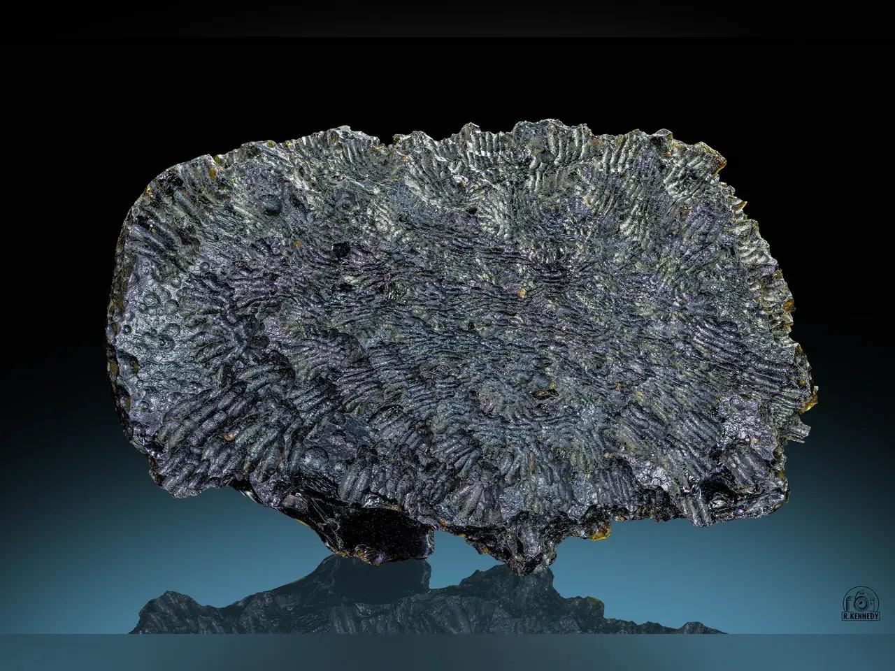 Schwarzer Tektit (Philippinit) mit blütenartiger Oberflächenstruktur aus dem Barangay Luna, Stadtgemeinde Bolinao, Provinz Pangasinan, Luzon, Philippinen, 6,8 x 4,3 x 1,8 cm