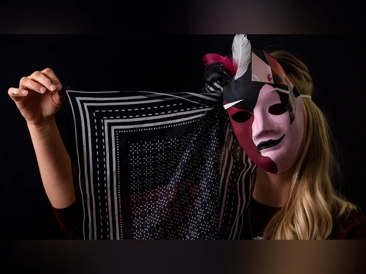 Mensch mit einer kunstvollen Maske