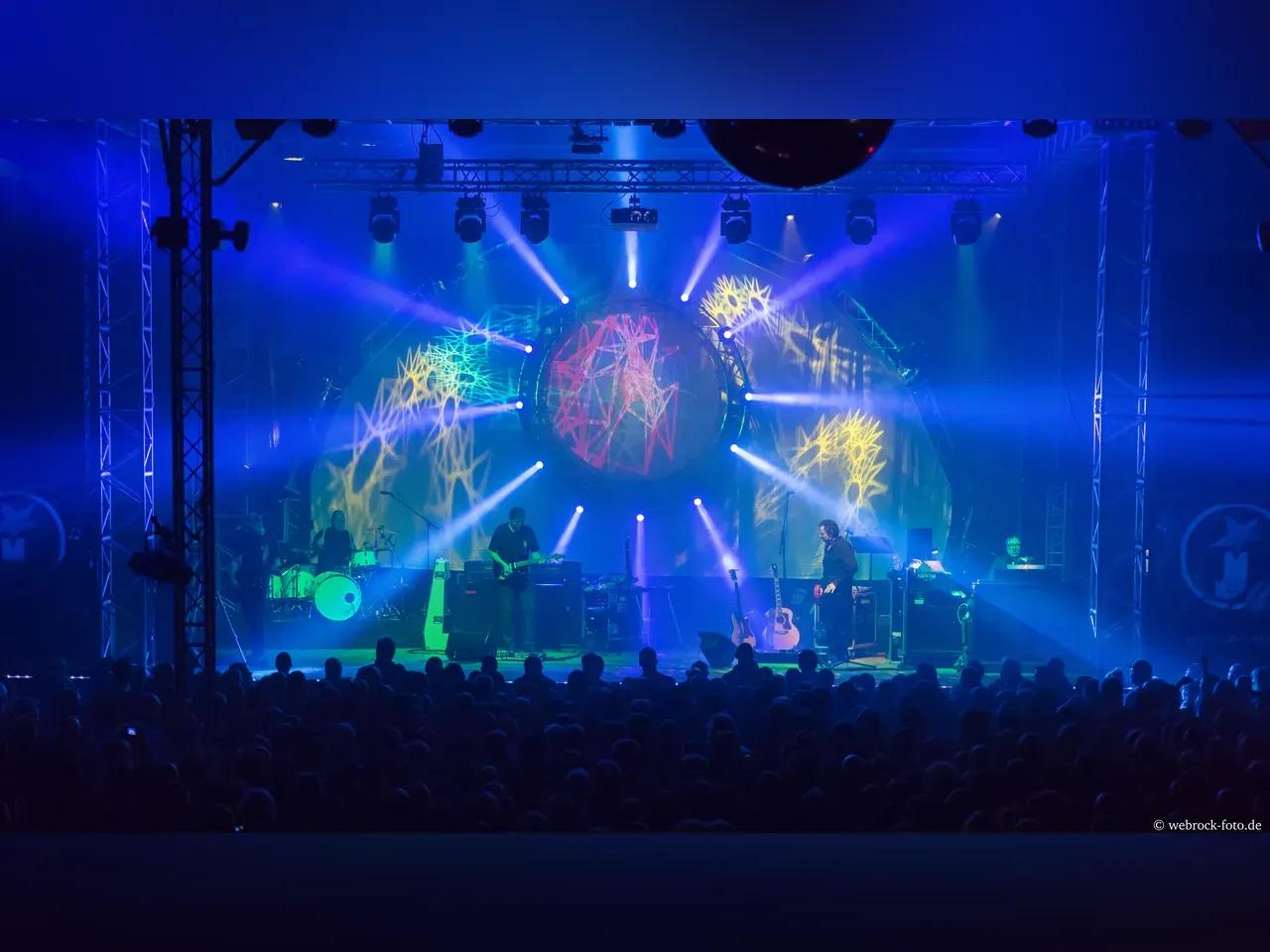 Bild von einem Konzert mit Kings of Floyd auf der Bühne 