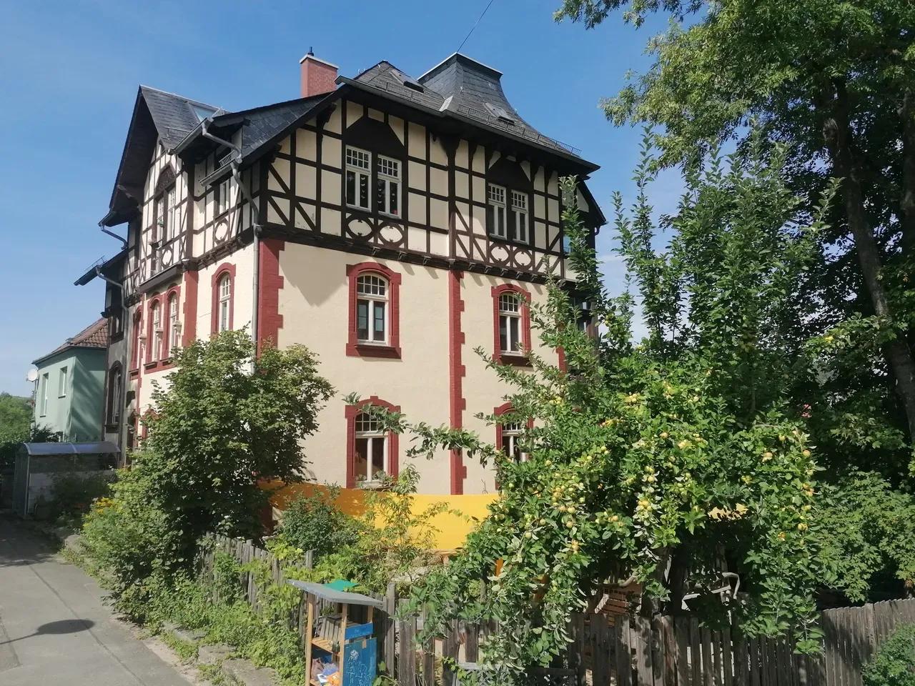 Außenansicht des Freien Kindergartens Jena, ein großes Fachwerkhaus im Grünen