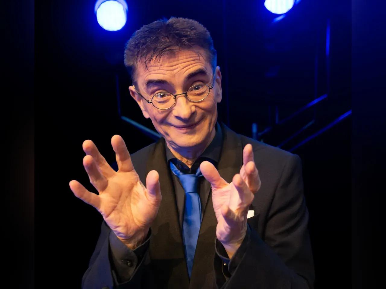 Mathias Richling vor Scheinwerfern