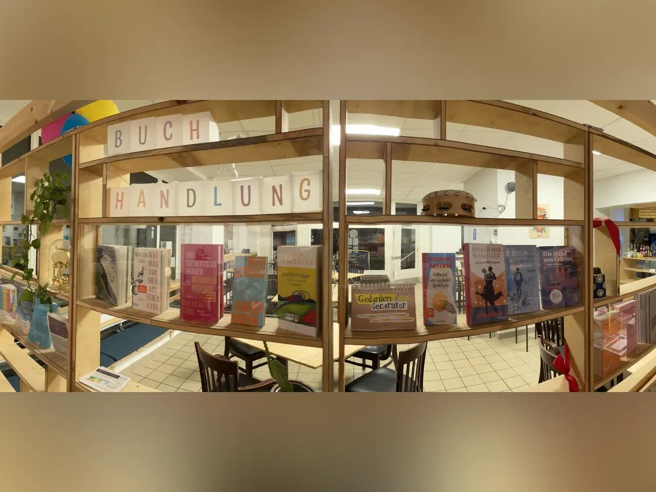 Blick in den Buchladen mit Regalen und Büchern