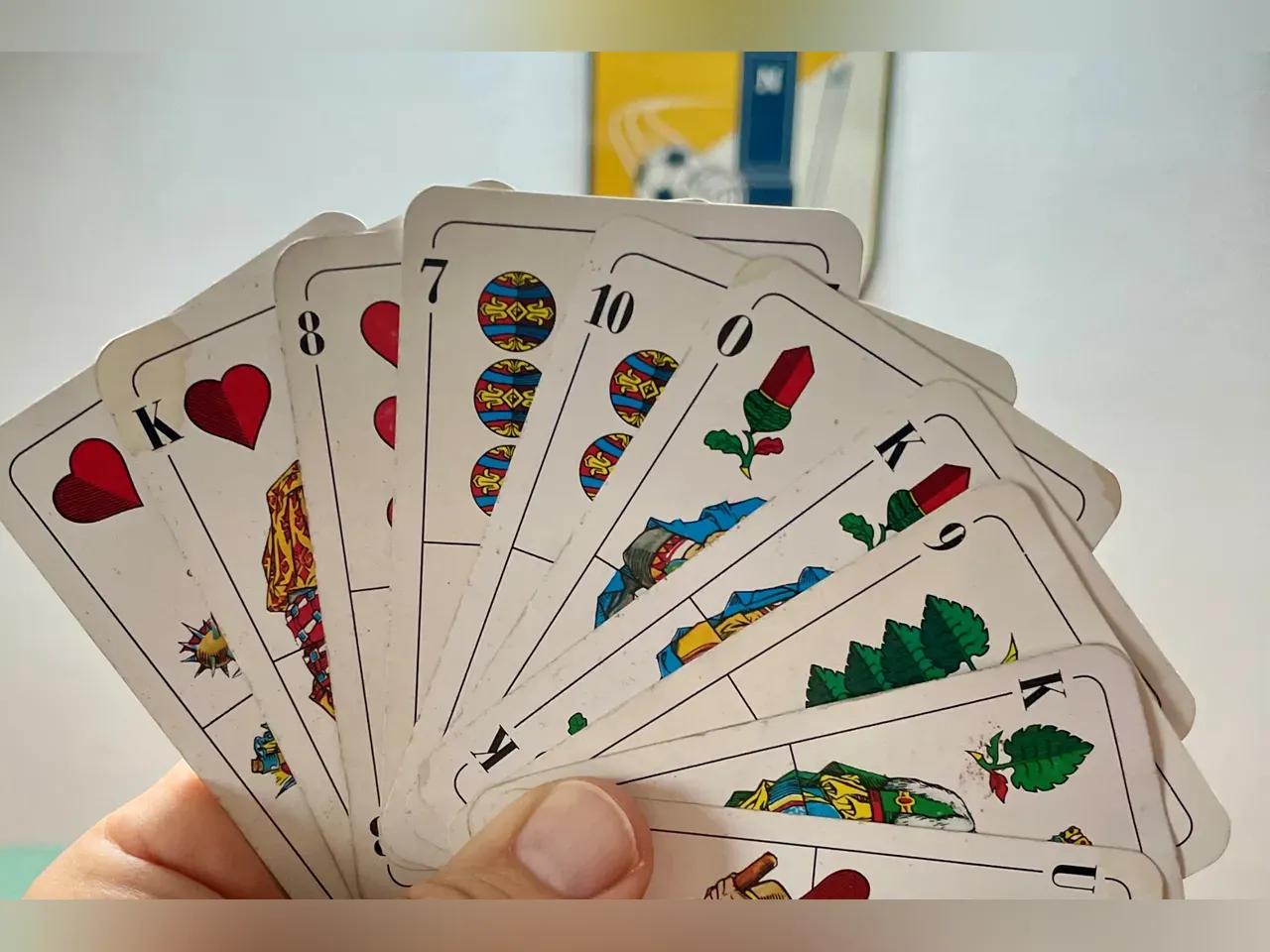 Skatblatt in einer Hand