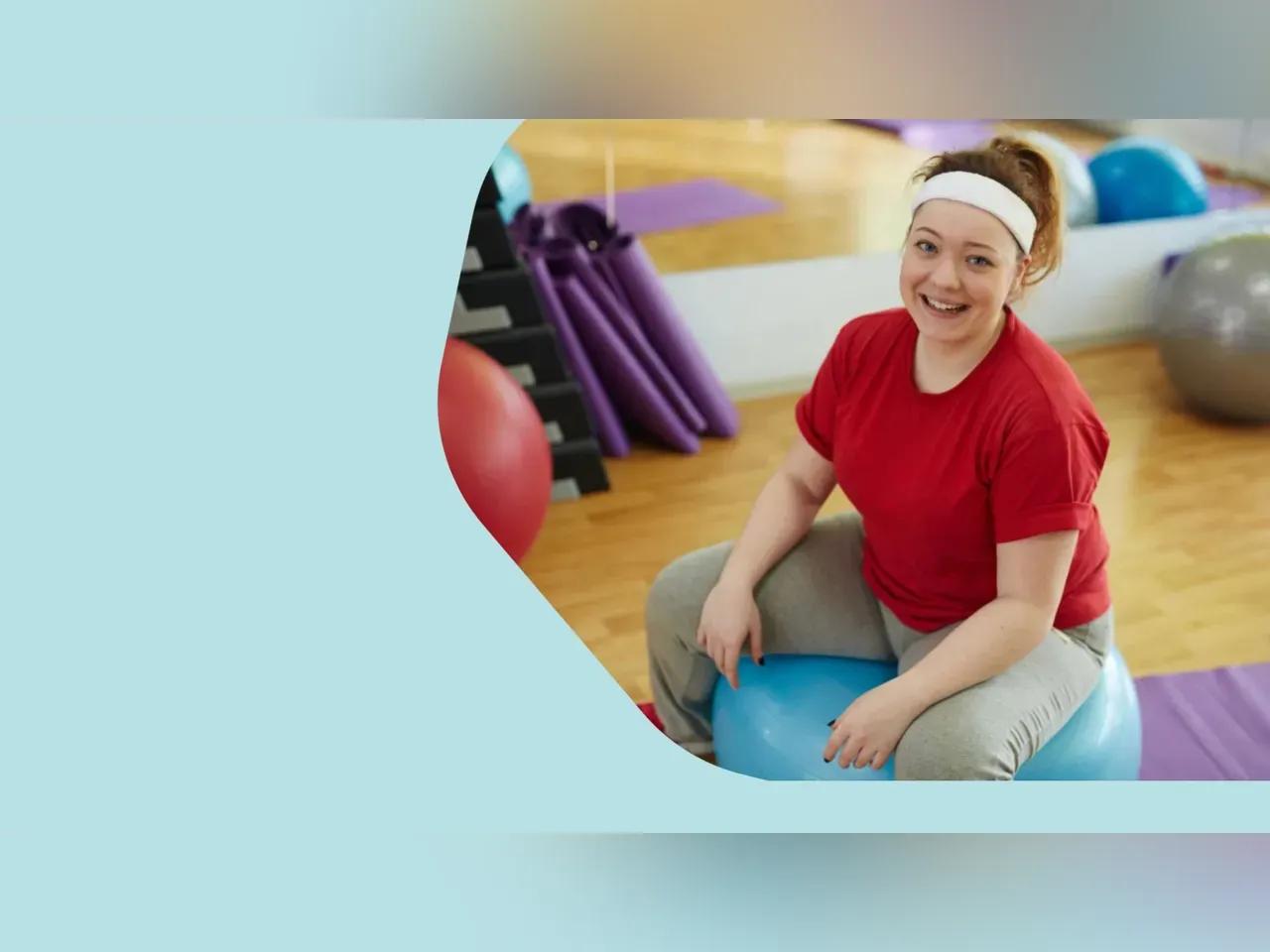 eine Frau sitzt auf einem Gymnastikball