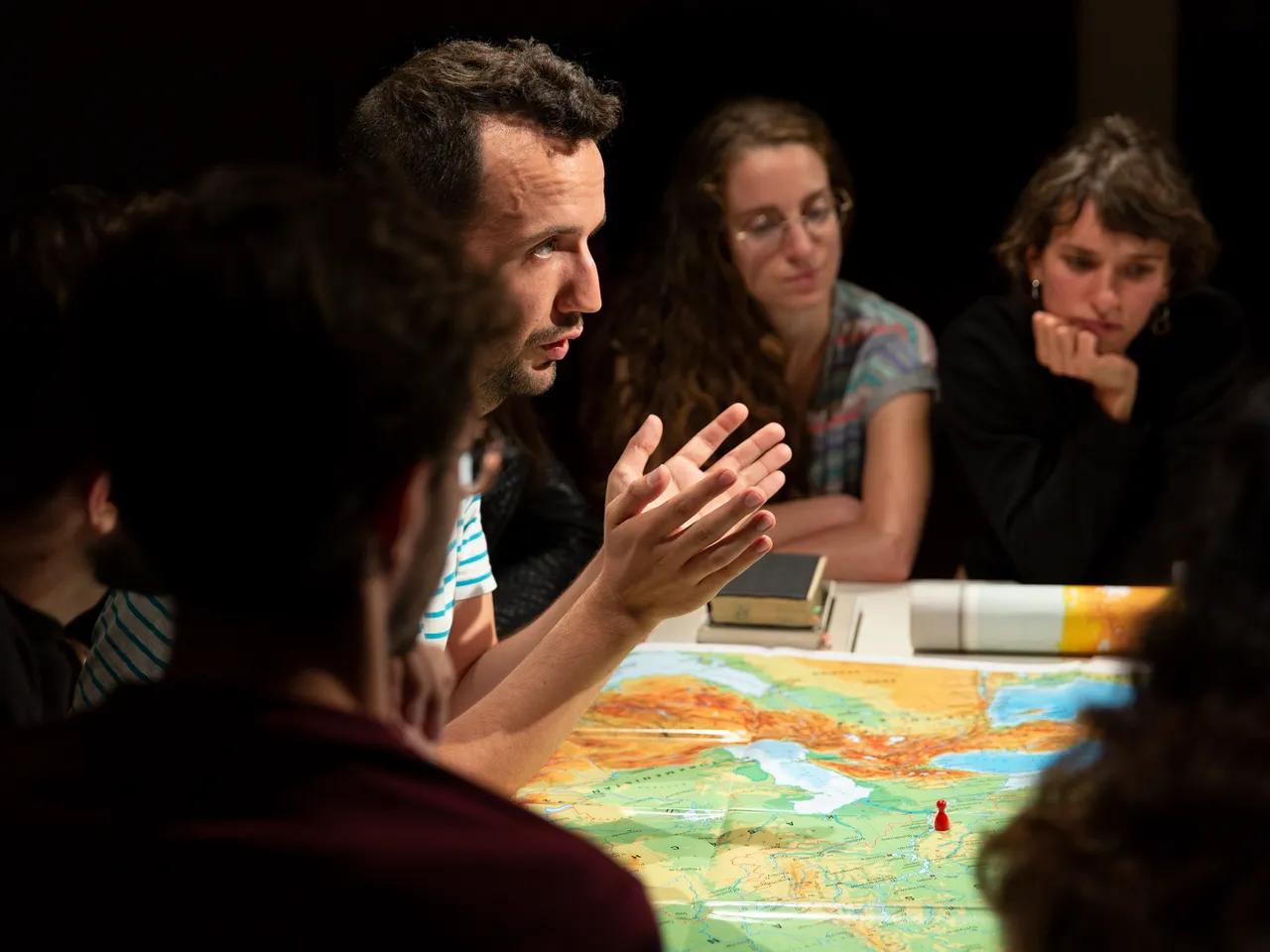 Vöcks-de-Schwindt_On-the-first-night-we-looked-at-maps_4_(c)Jana-Kießer