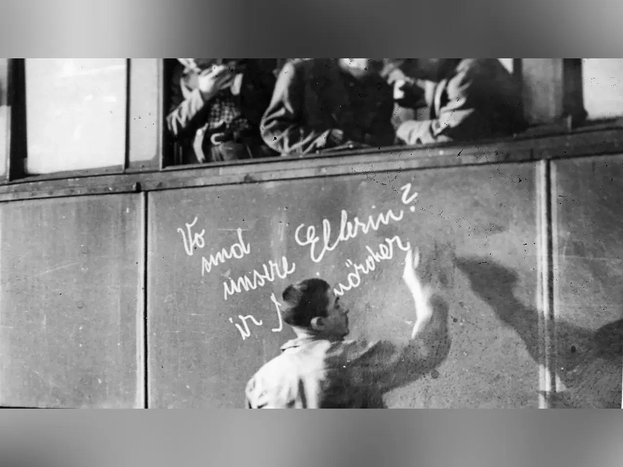 Befreite jüdische Jugendliche bei der Abfahrt aus Buchenwald, 5. Juni 1945<br type="_moz">
