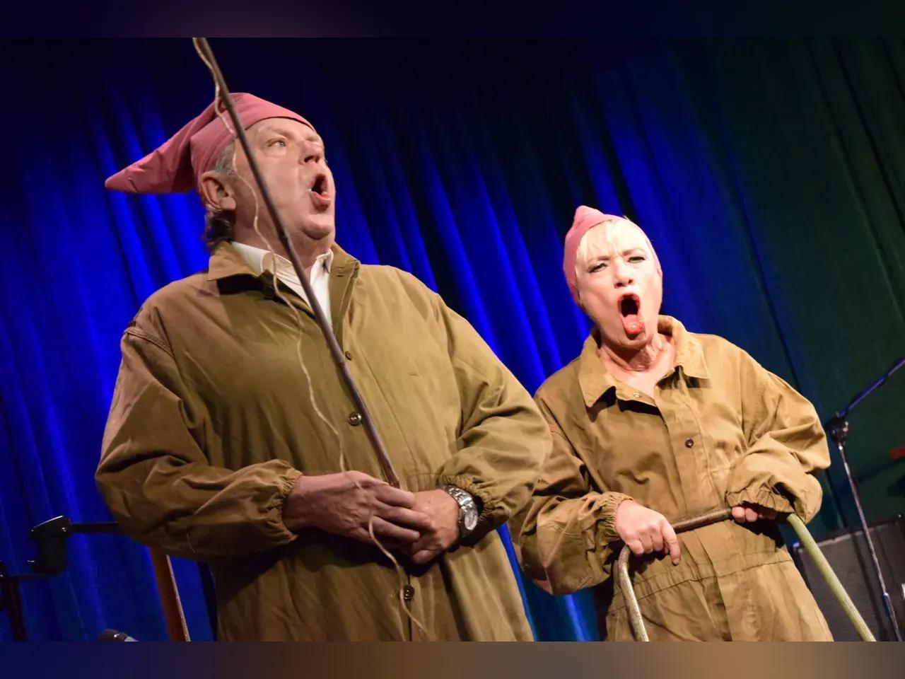 Zwei Personen in Kostümen auf einer Bühne