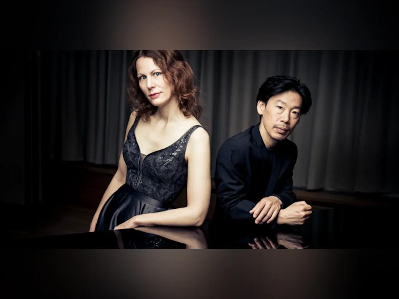 Musikerin und Musiker in festlicher Kleidung lehnen auf einem Klavierflügel