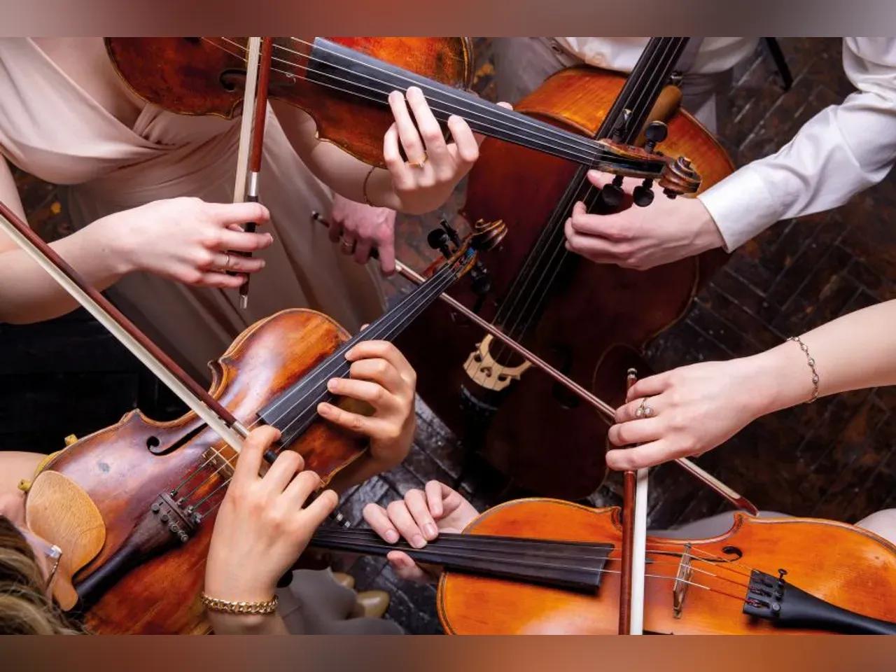 Nahaufnahme von Violinen und Händen, die sie spielen