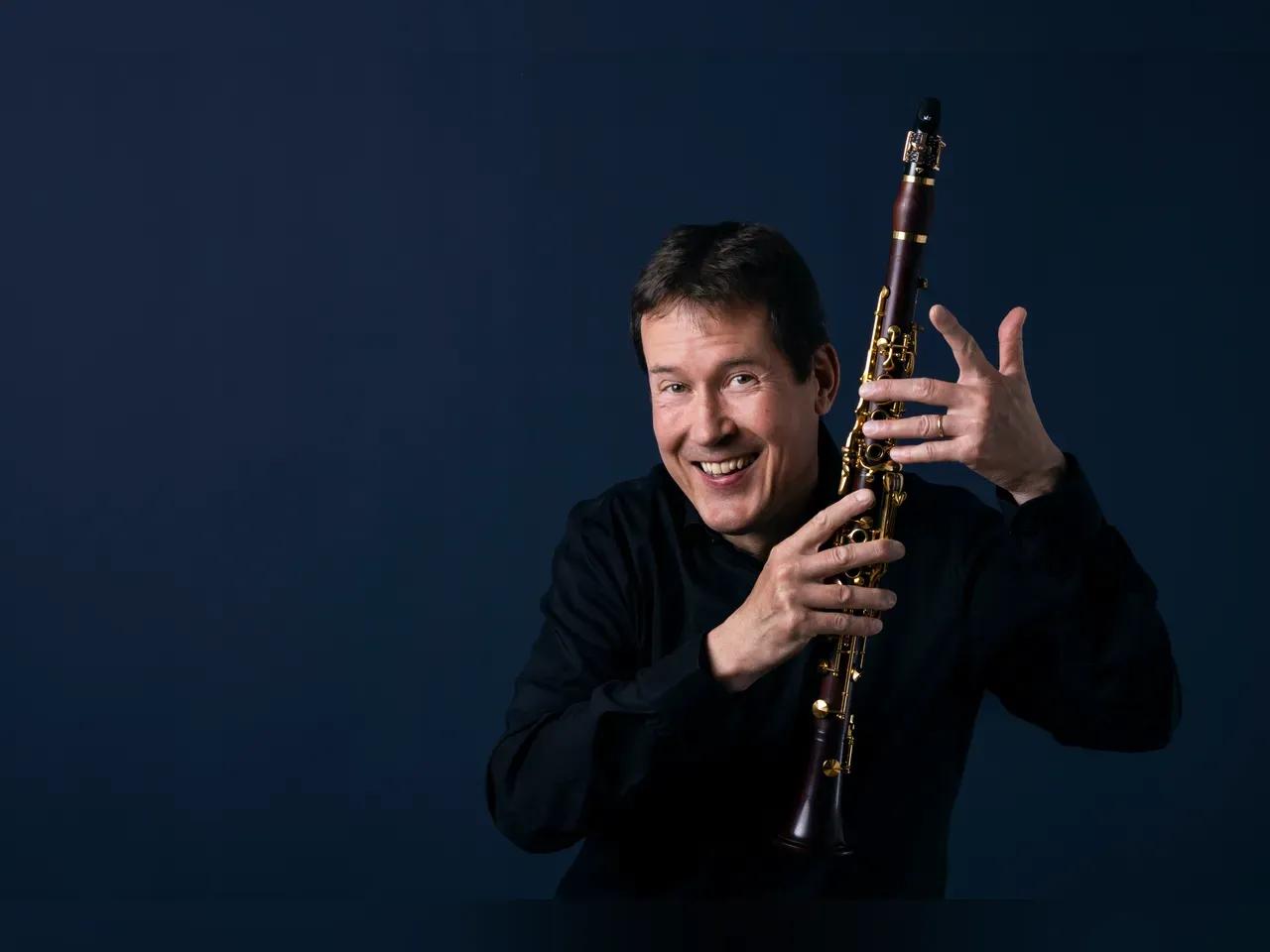 Foto von Klarinettist Christof Reiff mit Instrument