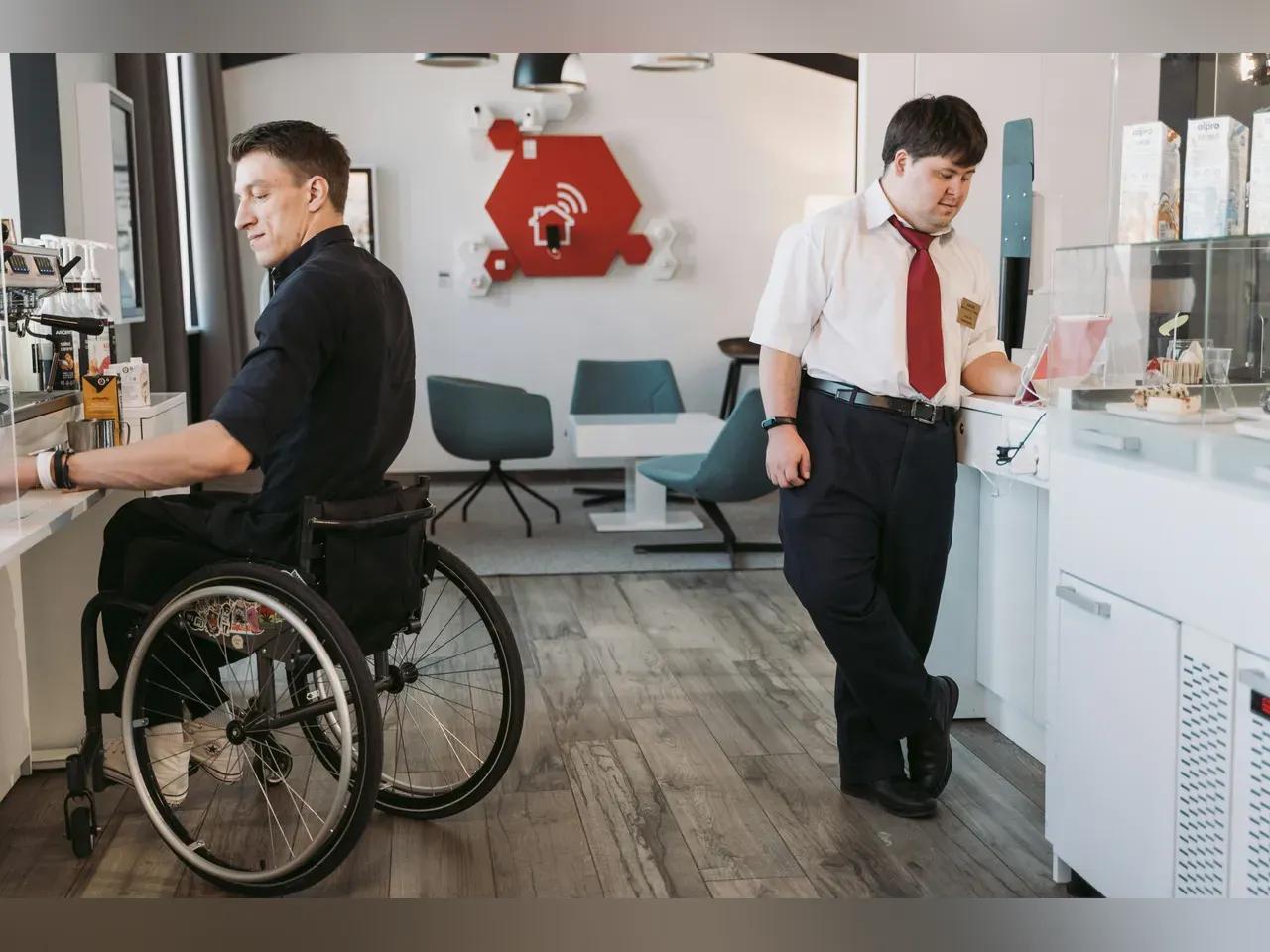 2 Menschen mit Behinderung in einem Büro