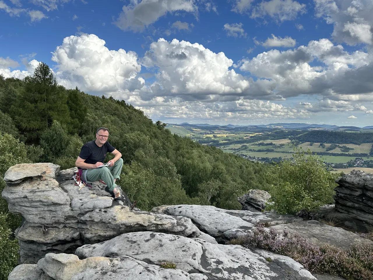 Peter Brunnert trägt ins Gipfelbuch ein