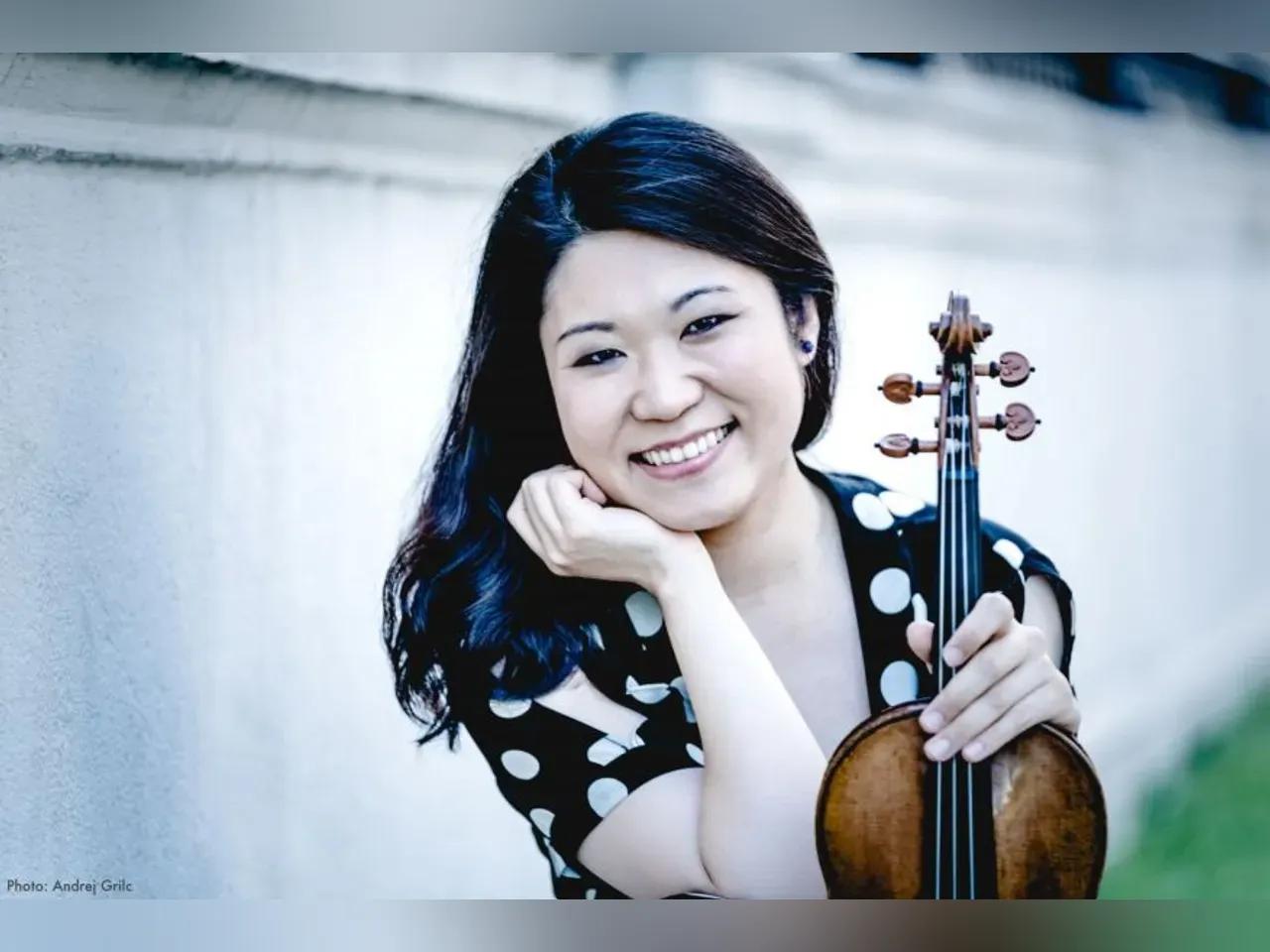 Porträtfoto vom Tianwa Yang mit ihrer Geige