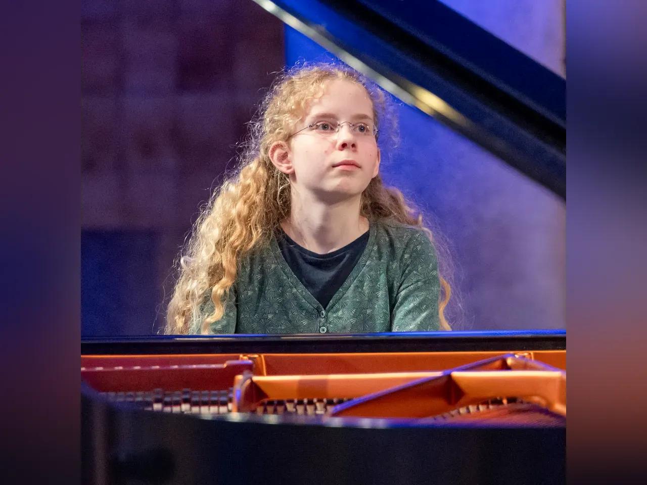 Els-Johanna Staemmler sitzend am Flügel