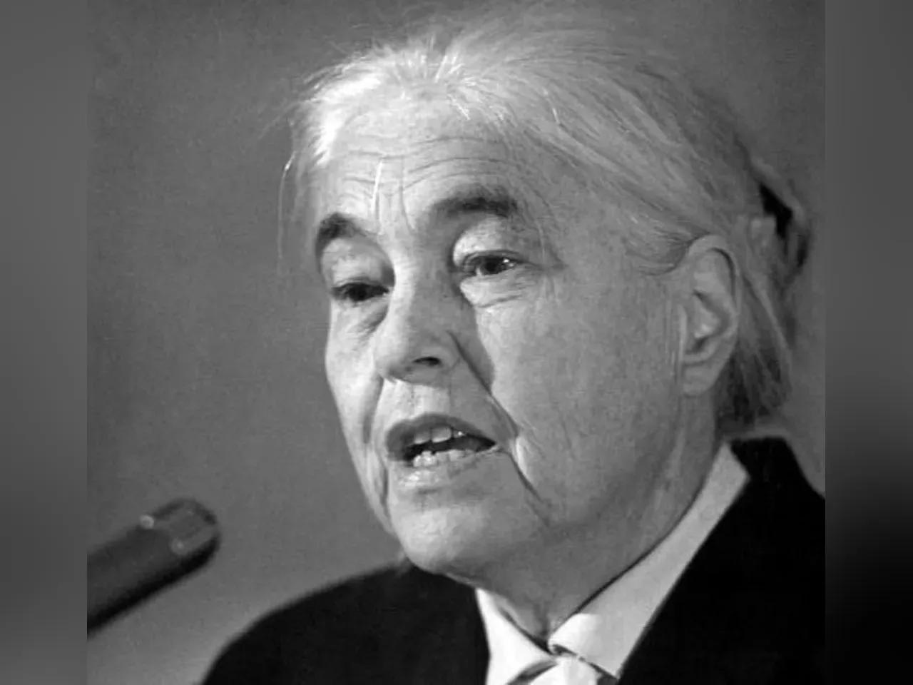 anna_seghers_-bundesarchiv-bild_183-f0114-0204-003-_-_retouched_by_carschten-jpg