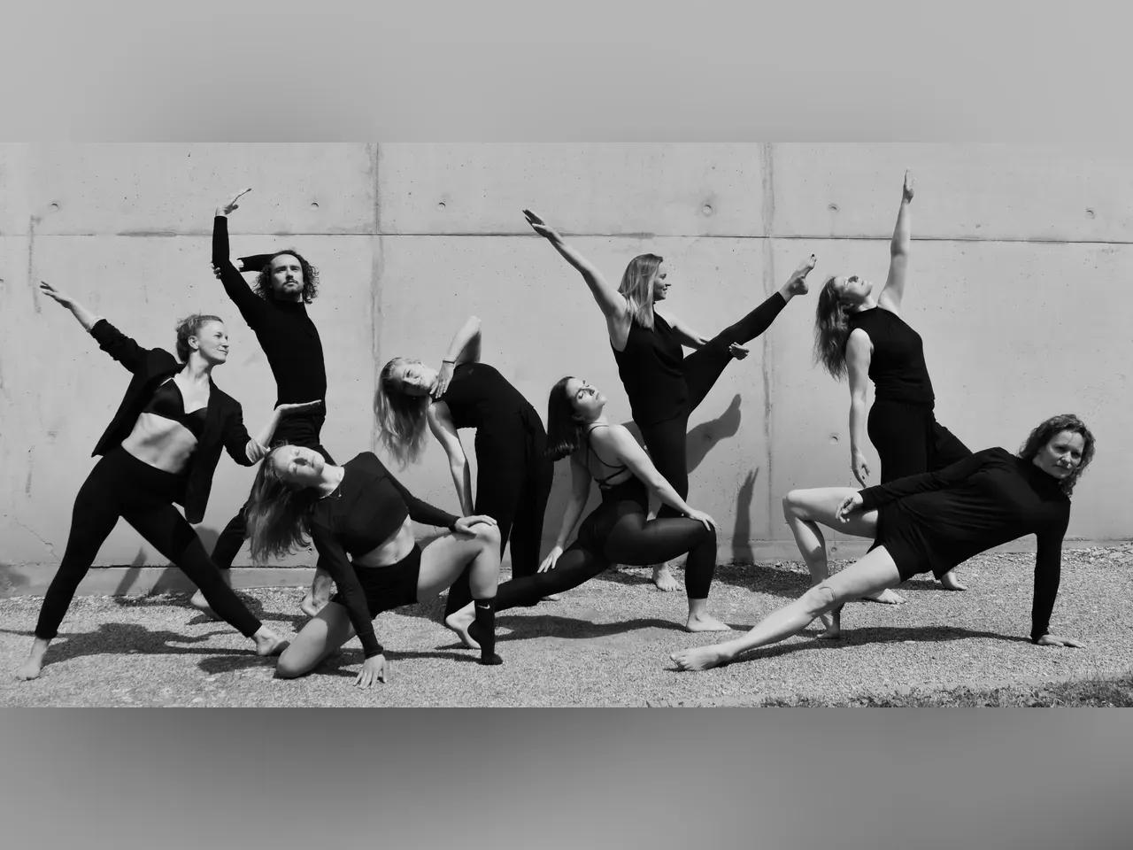 Schwarz-weiß Bild von Tänzerinnen in verschiedenen Posen