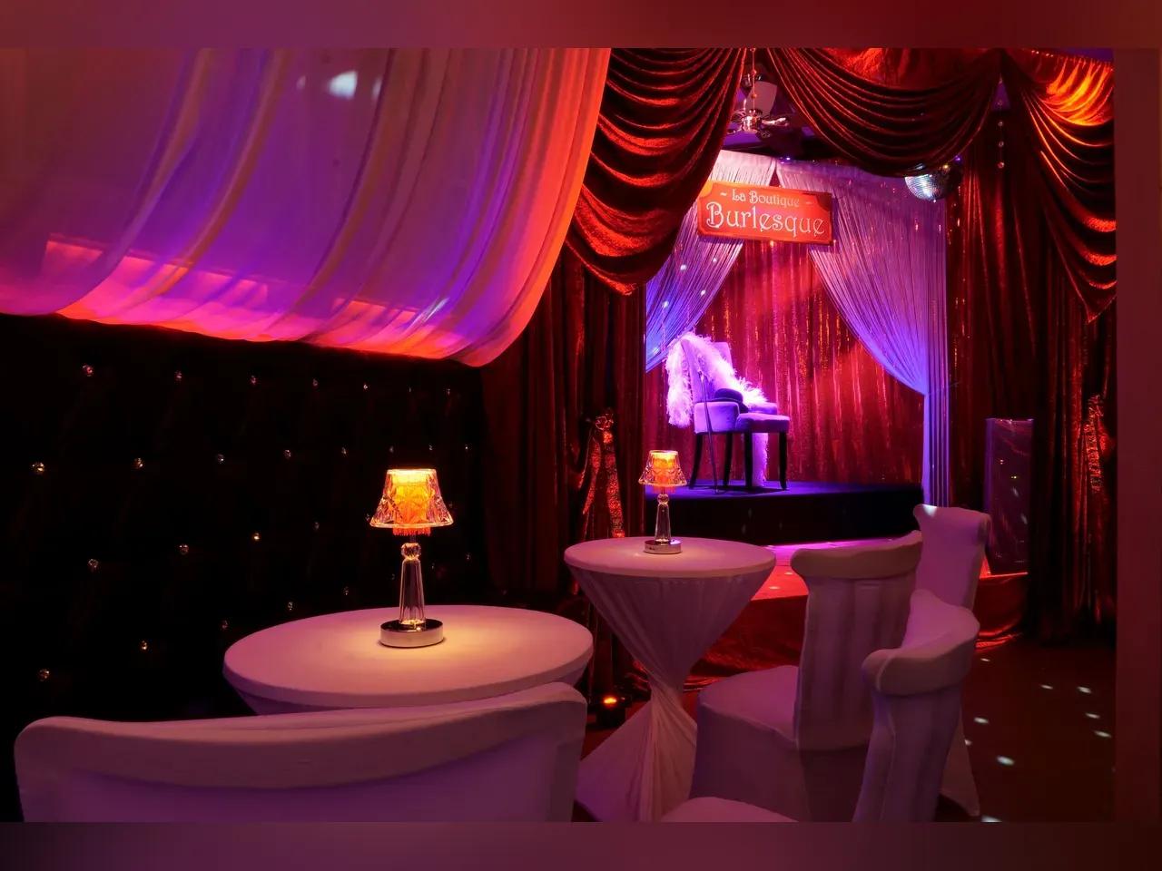 absinthnacht-salon-mit-burlesque-buehne-spielerspelunke-jpg