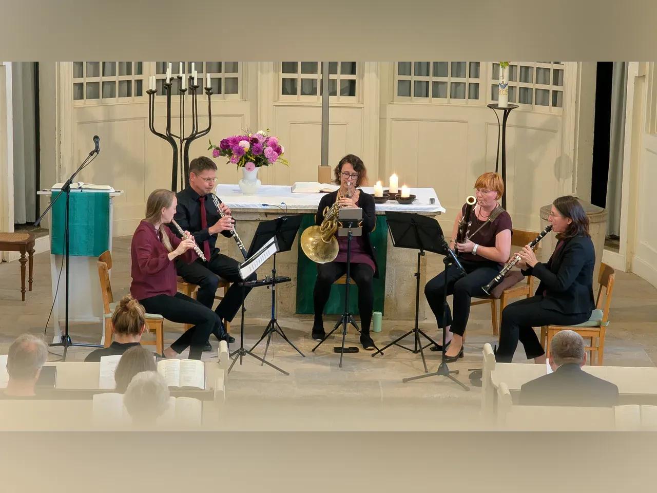 Die fünf Musiker:innen des Quintetto Abbraccio spielen in einer Kirche