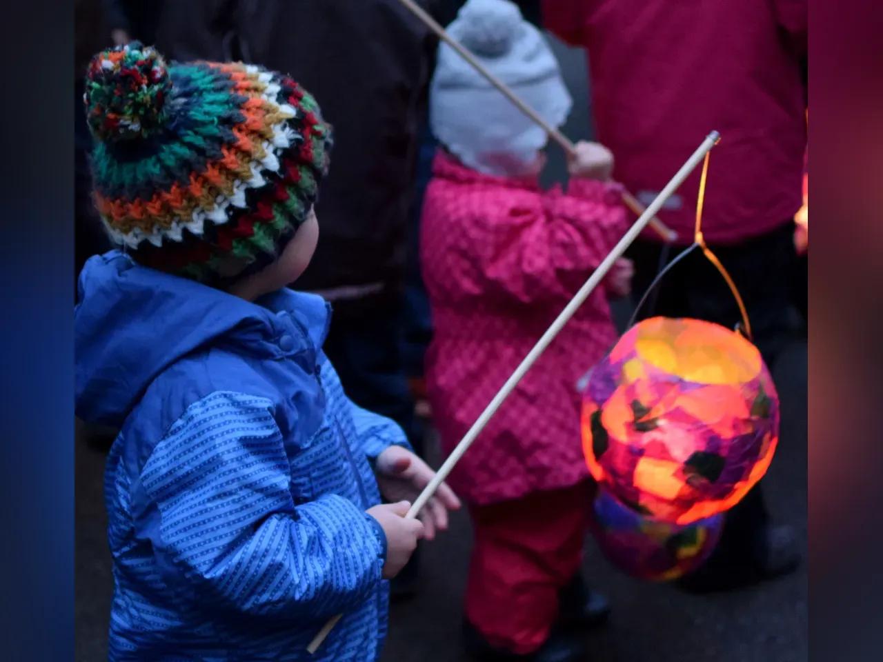 Kinder mit Lampions